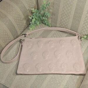 IO pelle Pink 3D Skull Convertible Clutch